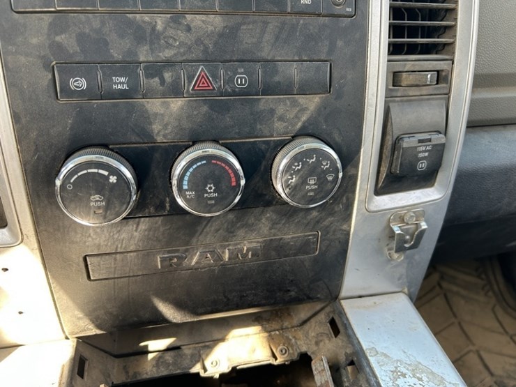 2010-dodge-ram-3500-image-22