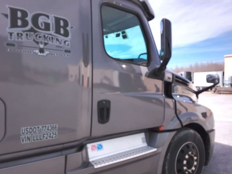 2020-freightliner-cascadia-126-image-6