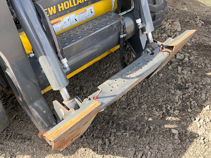 new-holland-l320-image-21