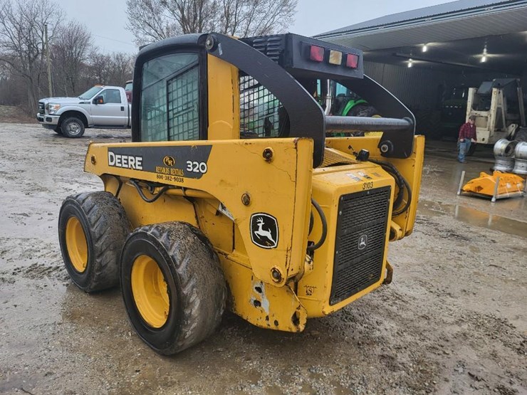 deere-320-image-3