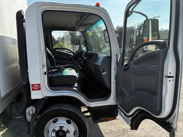 2013-isuzu-npr-image-14