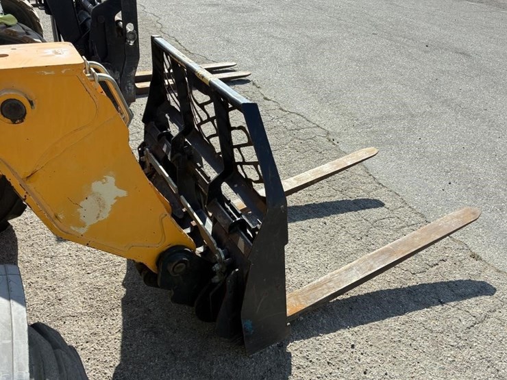 2015-jcb-525-image-9