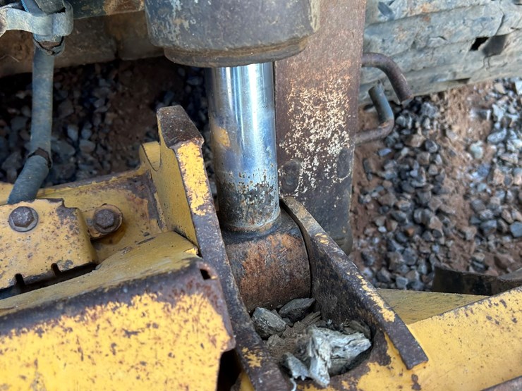 2011-deere-333g-image-15