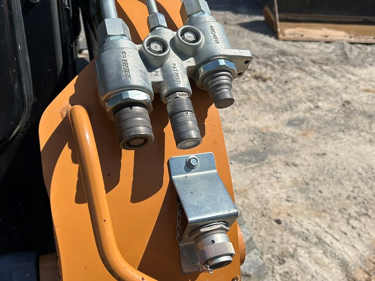 2023-case-tv450b-image-16