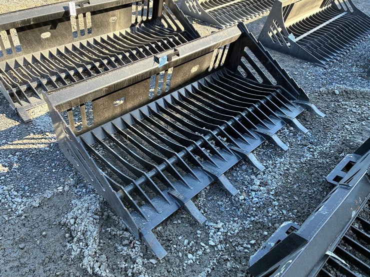 wildcat-72"-skid-steer-skeleton-tooth-bucket-image-1