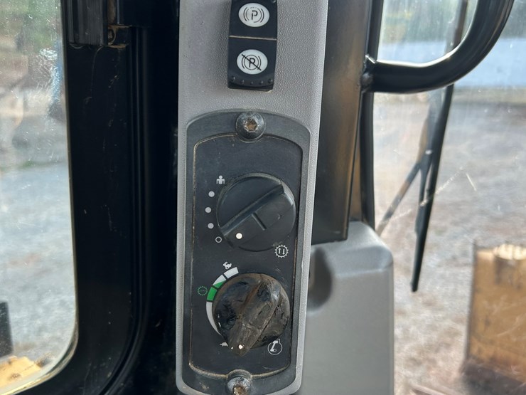 2015-caterpillar-d6t-lgp-image-68