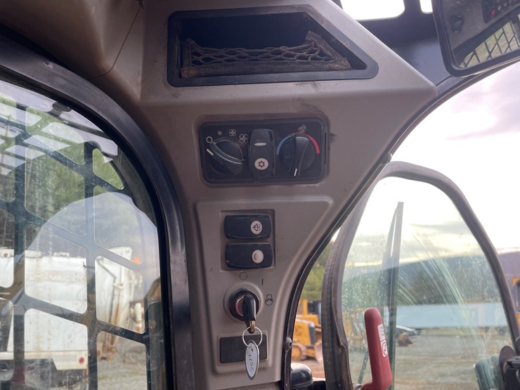 2017-caterpillar-259d-image-45