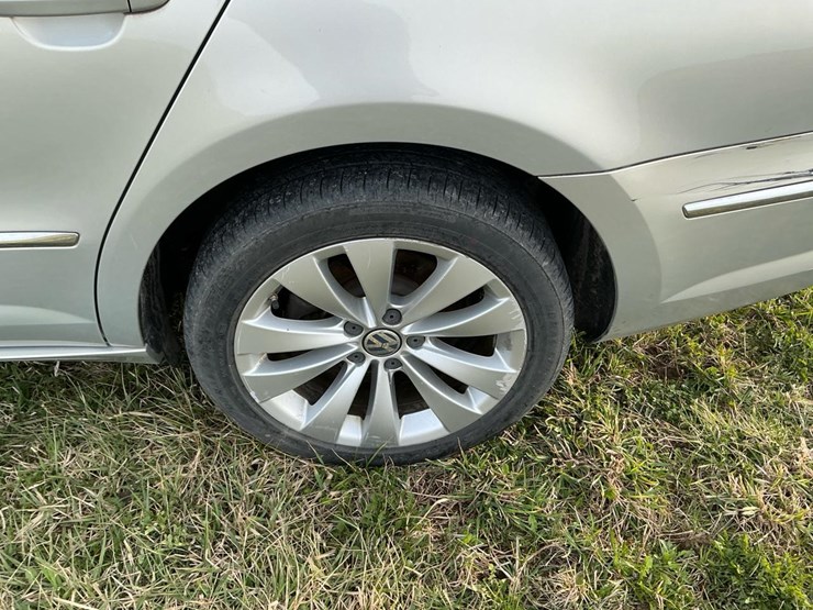 #510-•-2009-volkswagen-passat-image-31