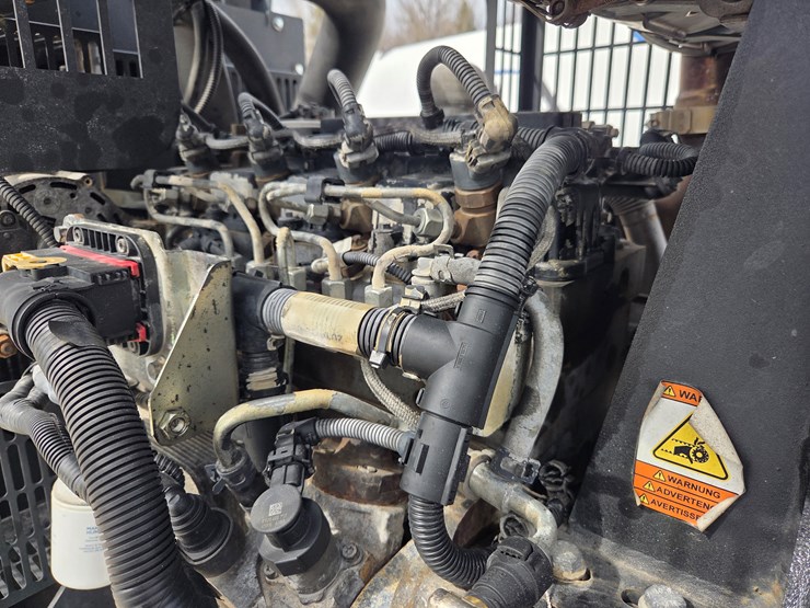 2016-massey-ferguson-8-image-16