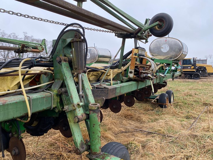 kinze-24-row-planter-image-40