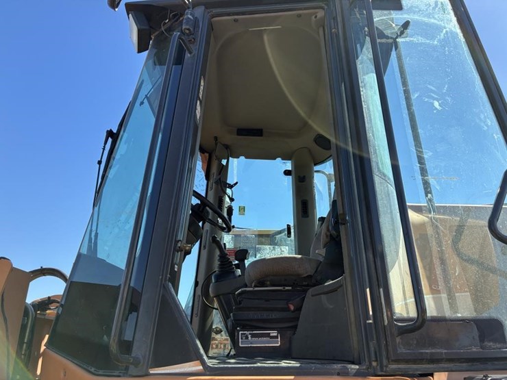 2009-case-721e-image-13