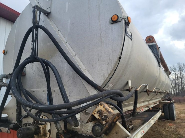 1996-warren-tandem-axle-feed-semi-trailer-image-12