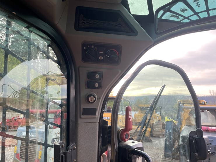 2017-caterpillar-259d-image-47