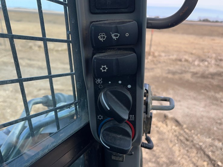 new-holland-l320-image-28