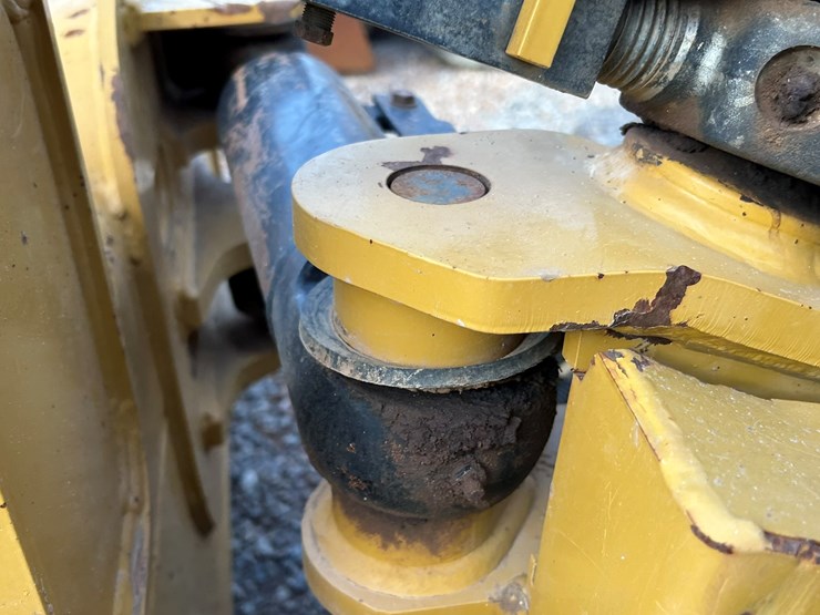 2023-caterpillar-d1-image-19