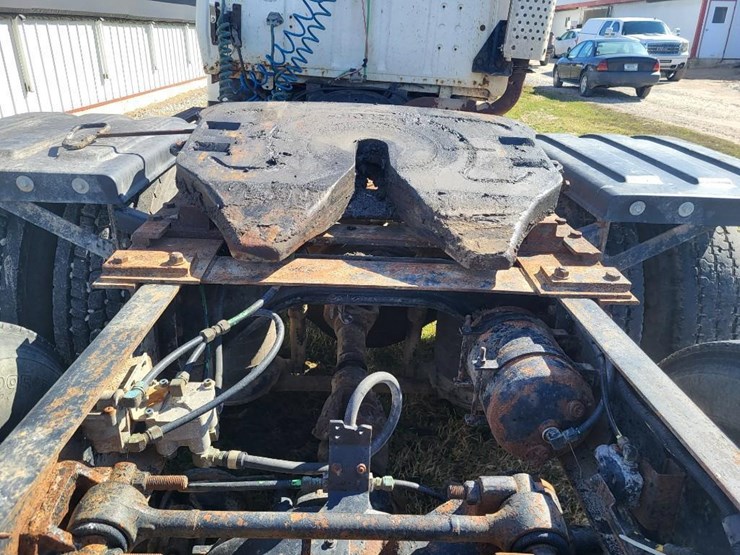 1995-ford-l9000-tandem-axle-day-cab-semi-image-28