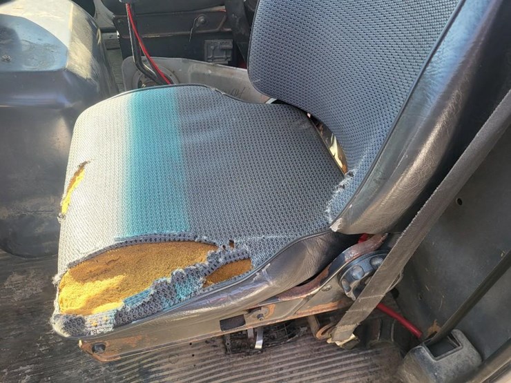 1995-ford-l9000-tandem-axle-day-cab-semi-image-55