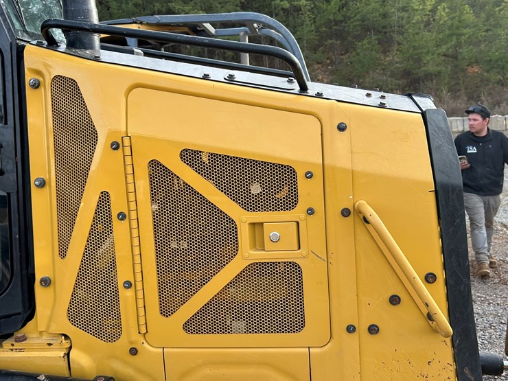 2023-caterpillar-d1-image-26