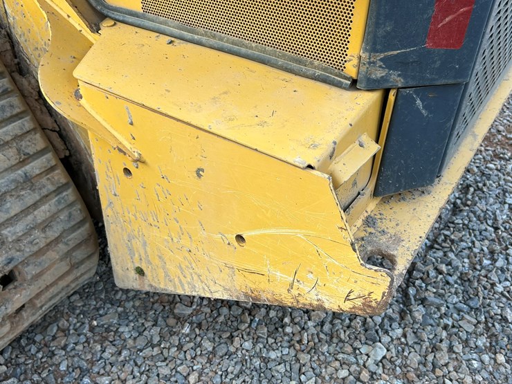 2011-deere-333g-image-35