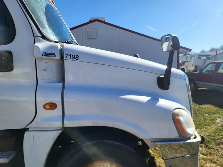 2013-freightliner-ca125dc-tandem-axle-day-cab-semi-image-39