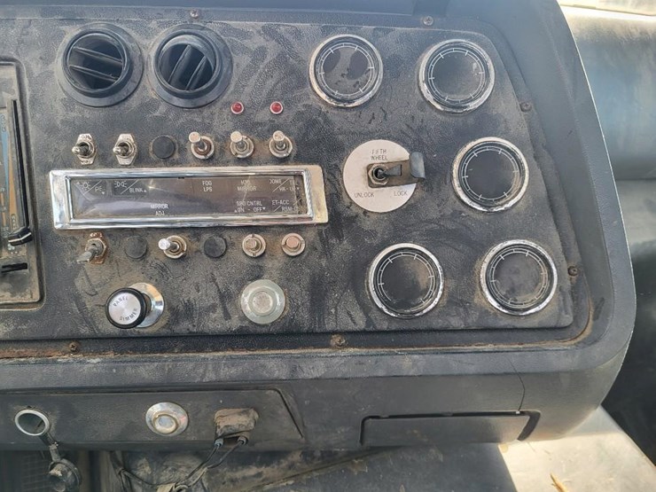 1995-ford-l9000-tandem-axle-day-cab-semi-image-61