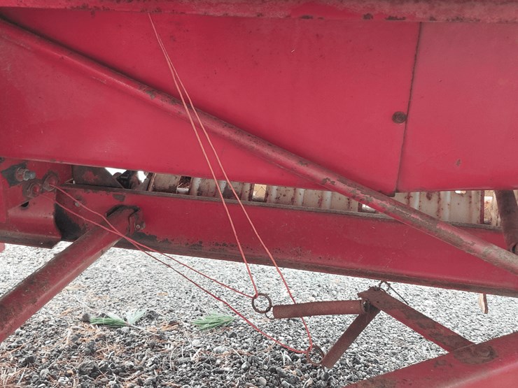 ih-435-square-baler-image-18