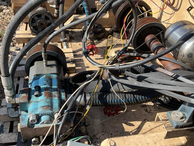 #200-•-iveco-power-unit-with-hydraulic-pumps-image-17