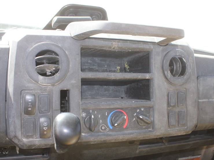 2019-john-deere-gator-image-24