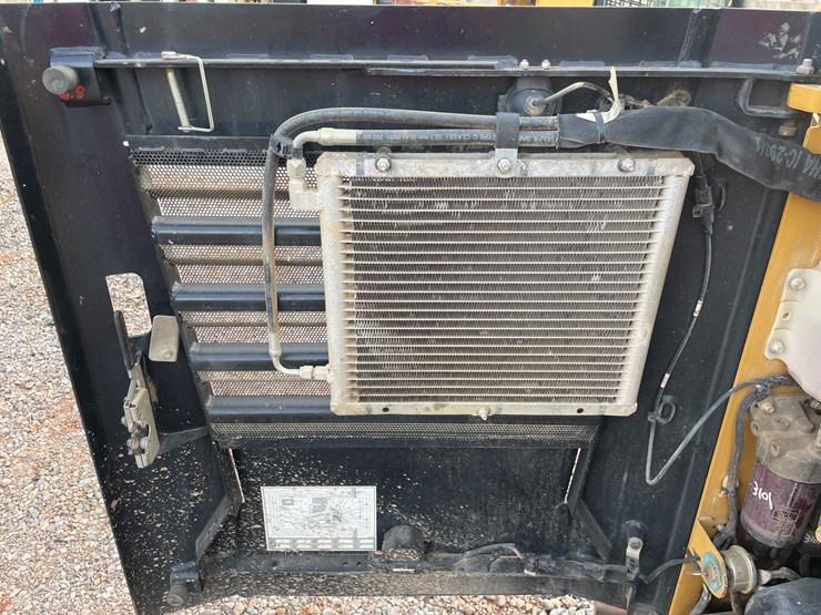 2017-caterpillar-259d-image-30