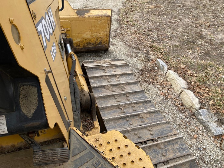 2005-deere-700h-image-45