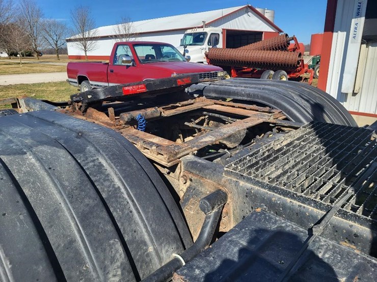 1995-ford-l9000-tandem-axle-day-cab-semi-image-40