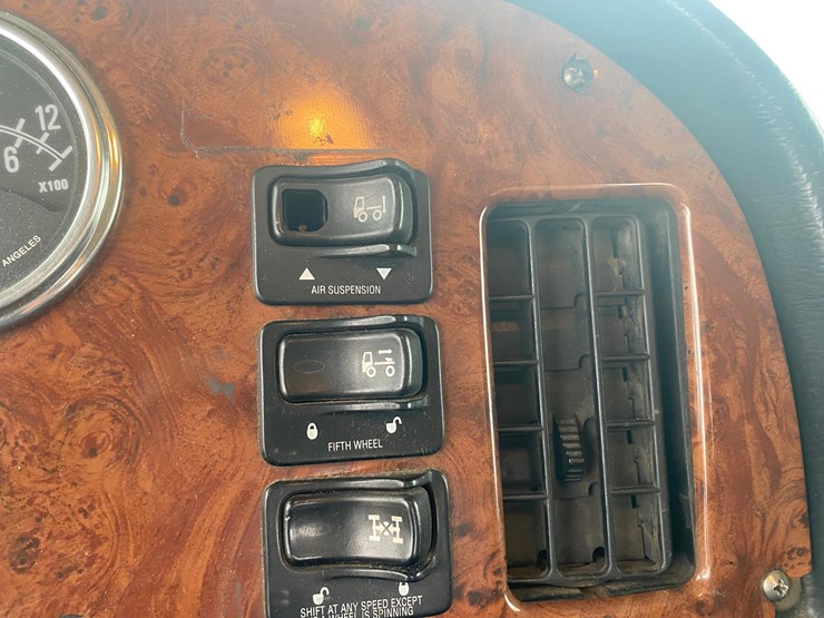 2002-peterbilt-379-image-101