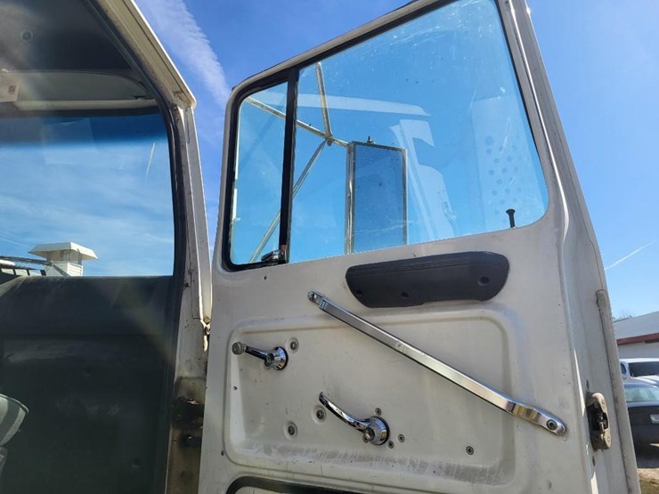 1995-ford-l9000-tandem-axle-day-cab-semi-image-68