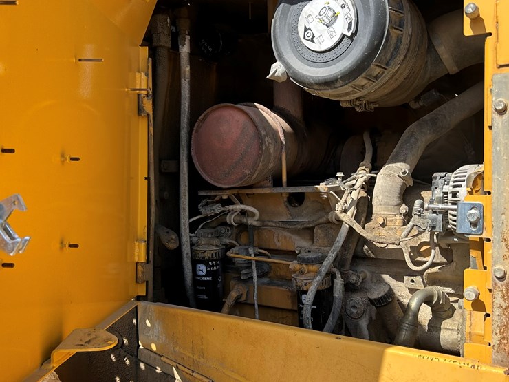 2010-deere-544k-image-48