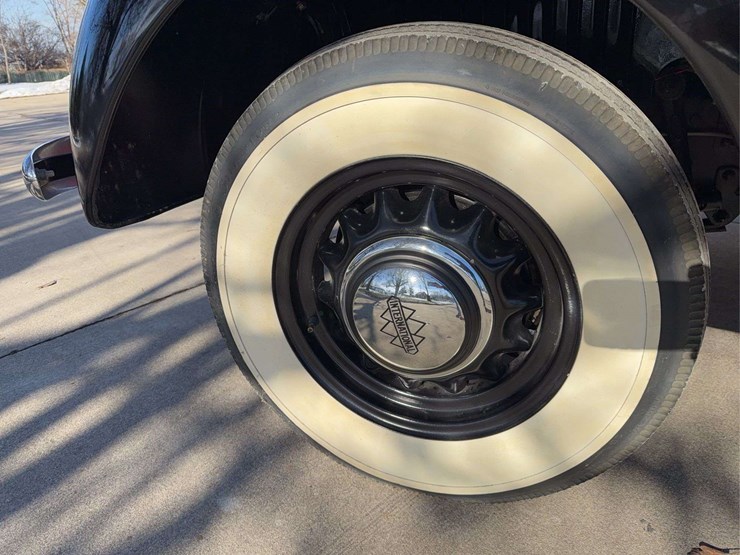 1937-international-d2-panel-truck-image-9