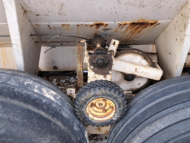 #710-•-fs-fertilizer-spreader-image-16