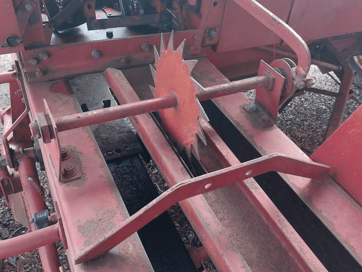 ih-435-square-baler-image-10