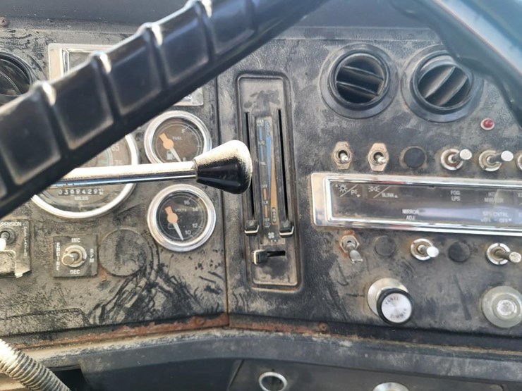 1995-ford-l9000-tandem-axle-day-cab-semi-image-62