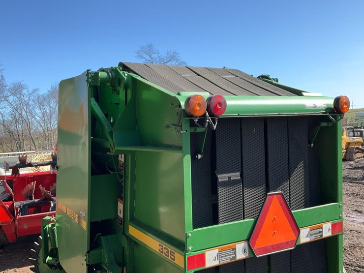 john-deere-335-image-19