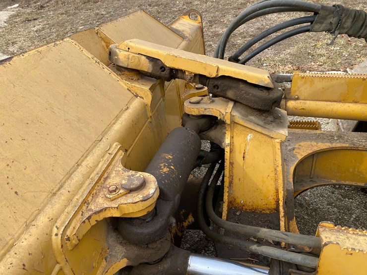 2005-deere-700h-image-36