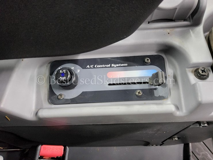 2022-kubota-svl65-2-image-23