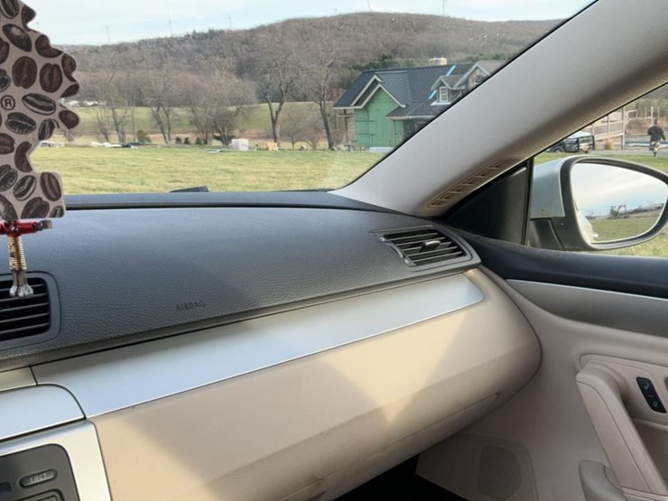 #510-•-2009-volkswagen-passat-image-16