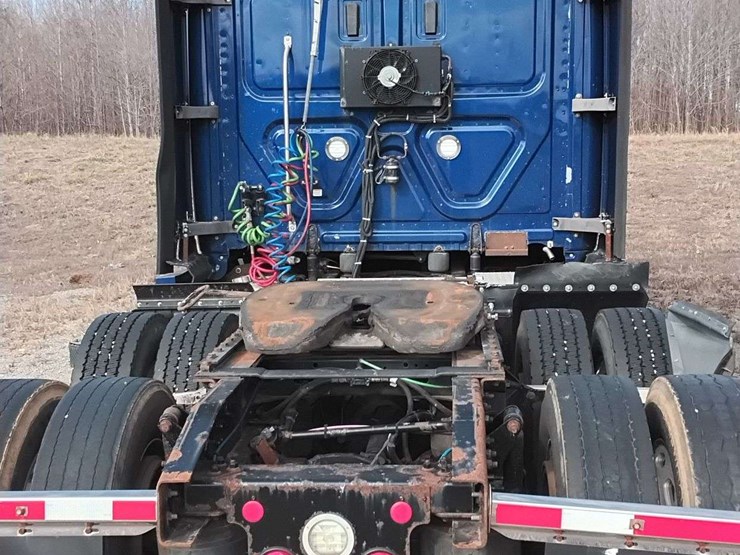 2018-freightliner-cascadia-126-image-3