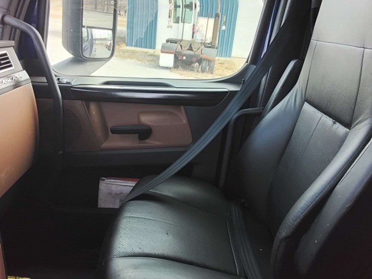 2019-freightliner-cascadia-pt126sl-3akjhhdr0kskl2228-mileage:-688348-image-15