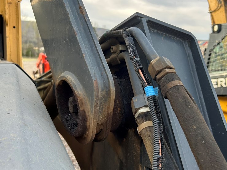 2011-deere-333g-image-27