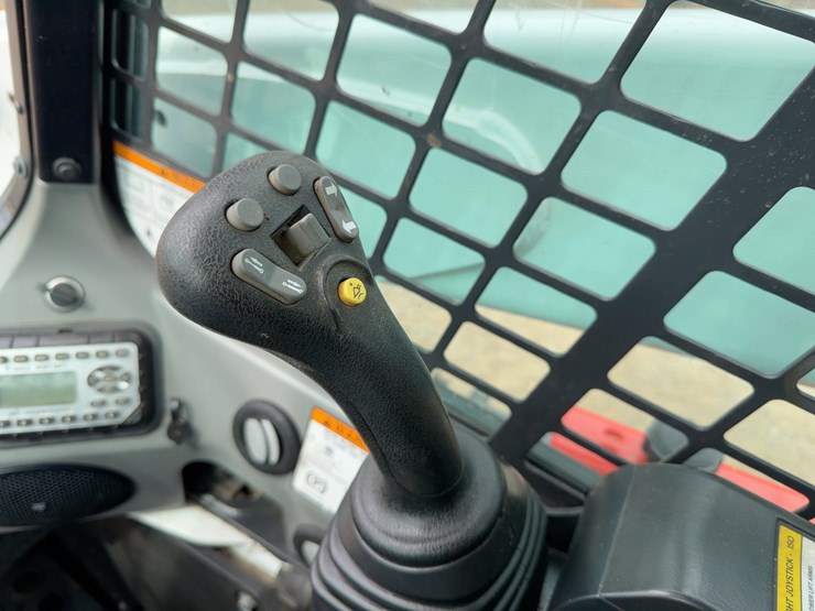 2020-bobcat-t740-image-22