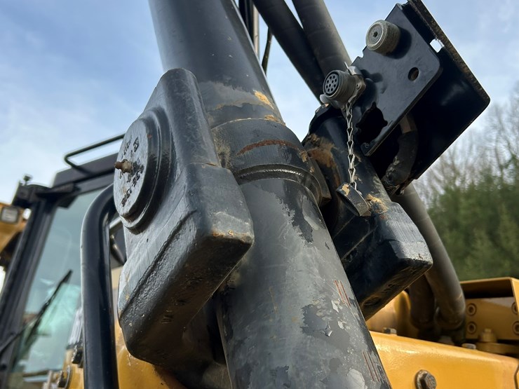 2015-caterpillar-d6t-lgp-image-23