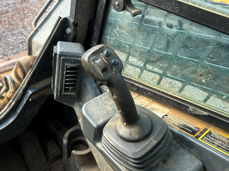 2011-deere-333g-image-42