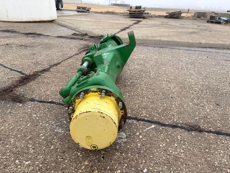 john-deere-6140m-tractor-front-axle-image-7