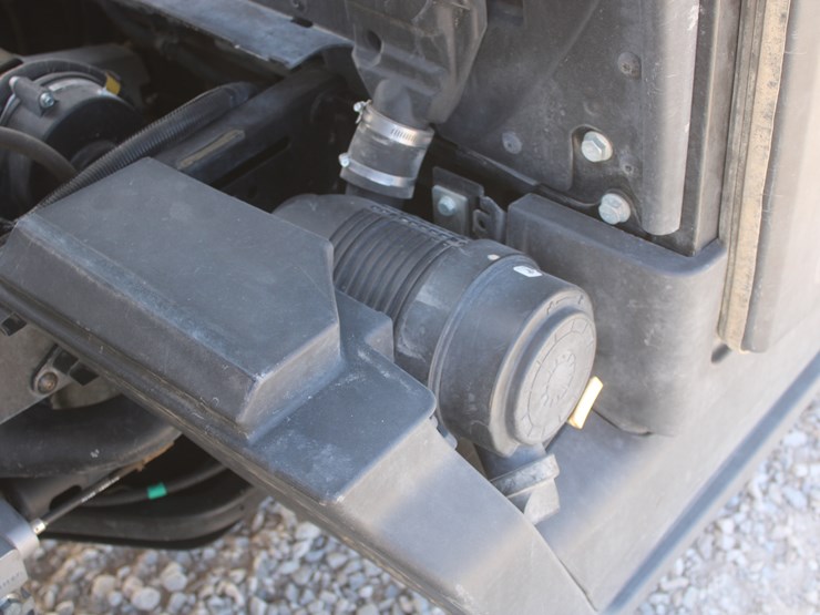 2019-john-deere-gator-image-35